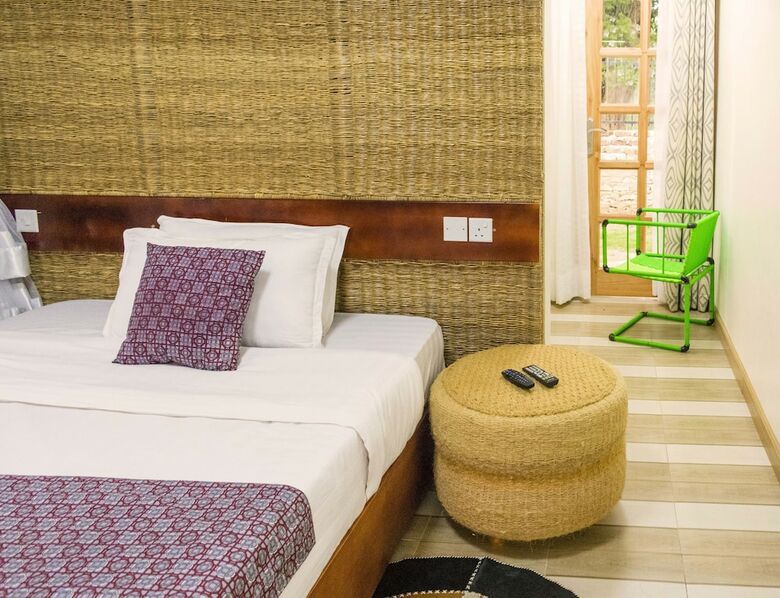 Tooro Fairway Hotel