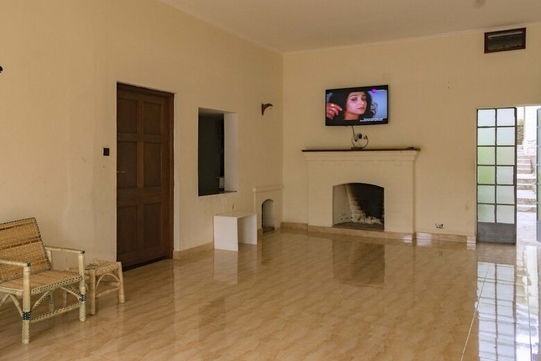 Tooro Fairway Hotel