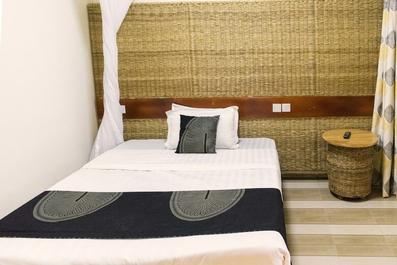 Tooro Fairway Hotel