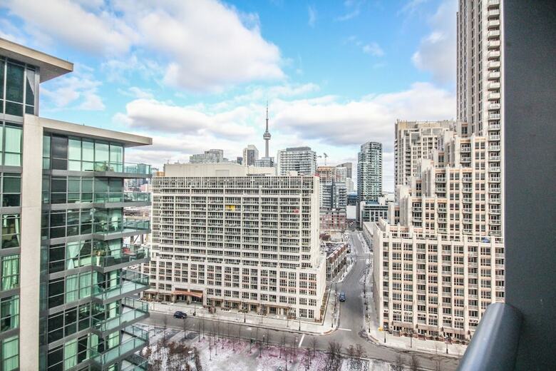 Sarkar Suites - Fort York Blvd