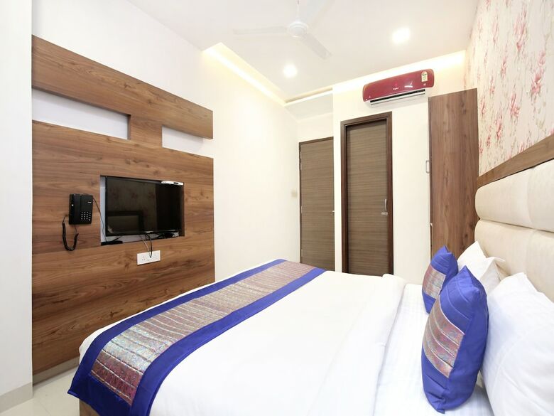 Oyo 15208 Hotel Unique