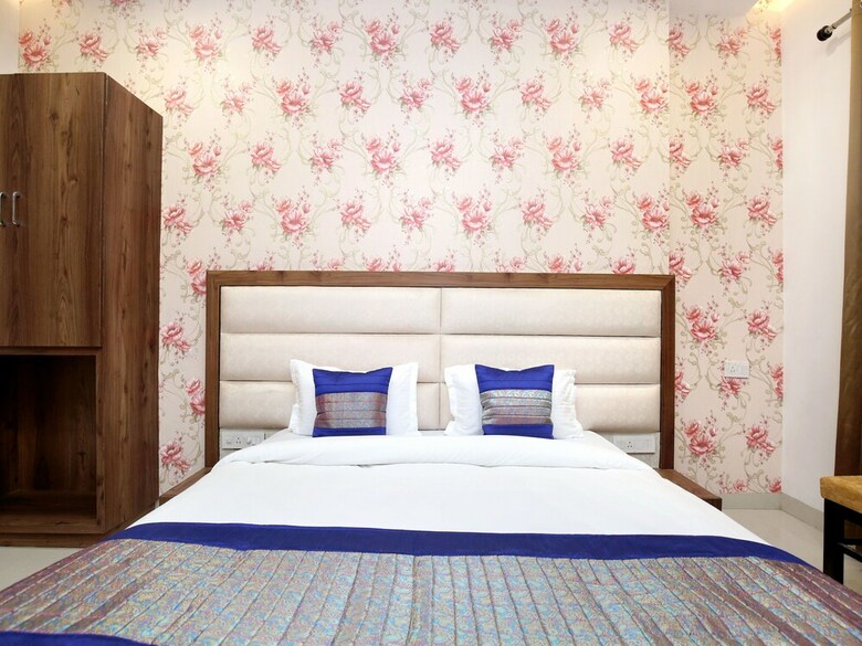 Oyo 15208 Hotel Unique