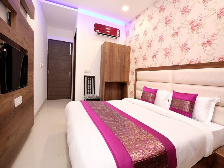 Oyo 15208 Hotel Unique