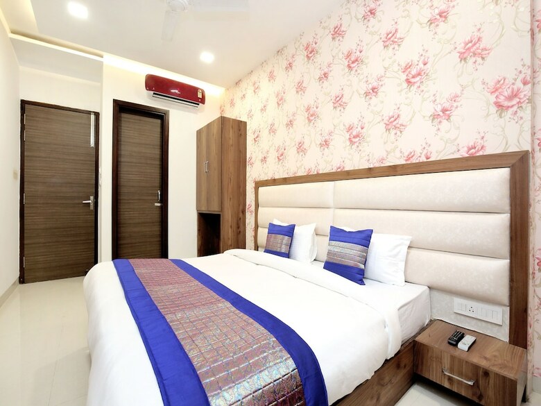 Oyo 15208 Hotel Unique