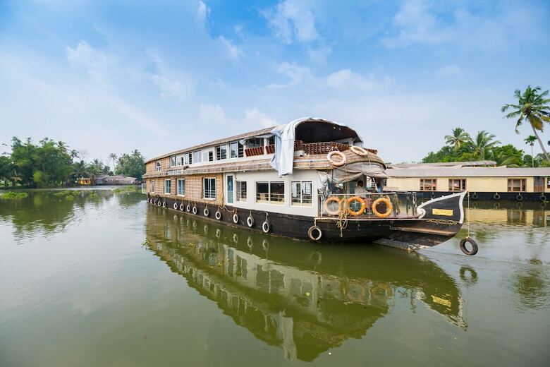 Oyo 24611 Houseboat Water Cruise Sharing