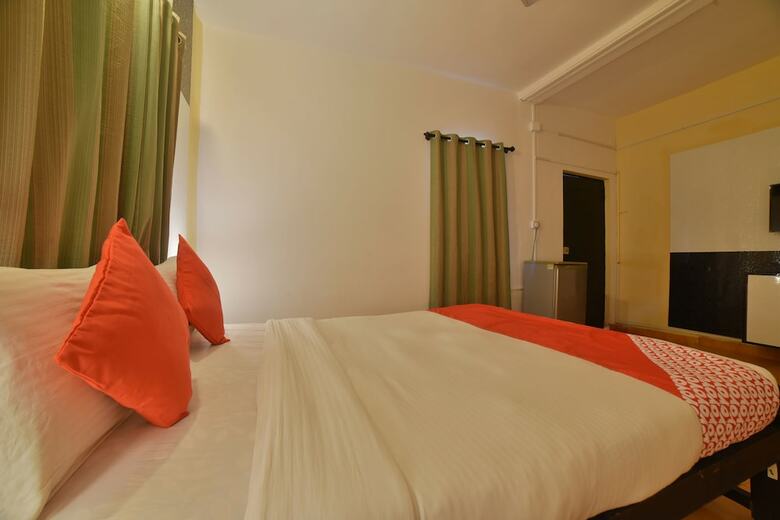 Oyo 30128 Reddy's Hotel