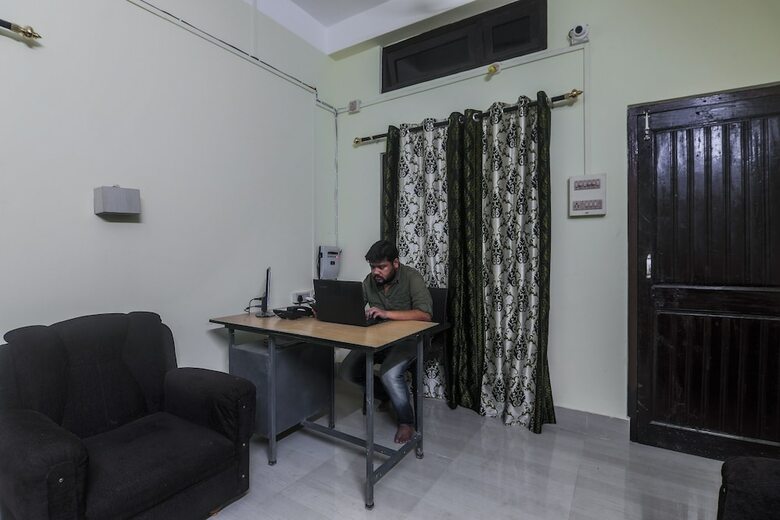 Hotel Oyo 18761 Nirvana