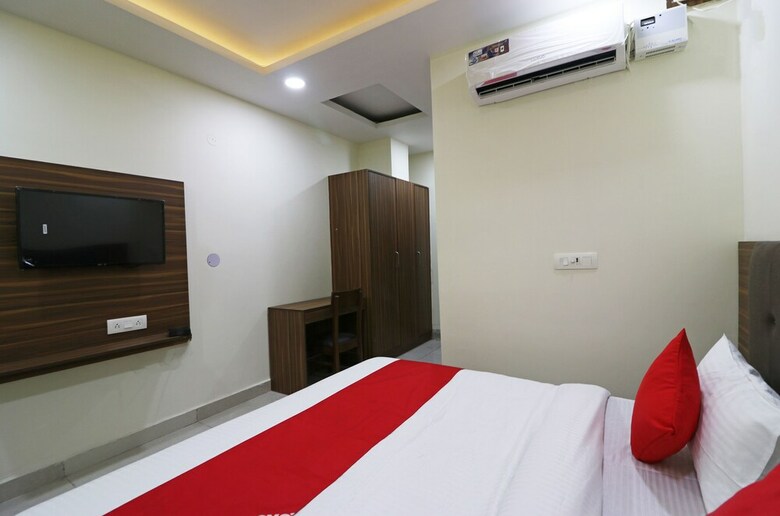 Hotel Oyo 22825 Ralson Residency
