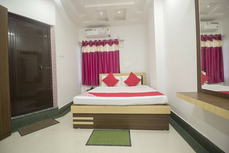 Hotel Oyo 27907 Greater Kailash The Palace