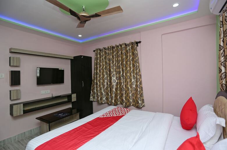 Hotel Oyo 22566 Red Velvet Inn