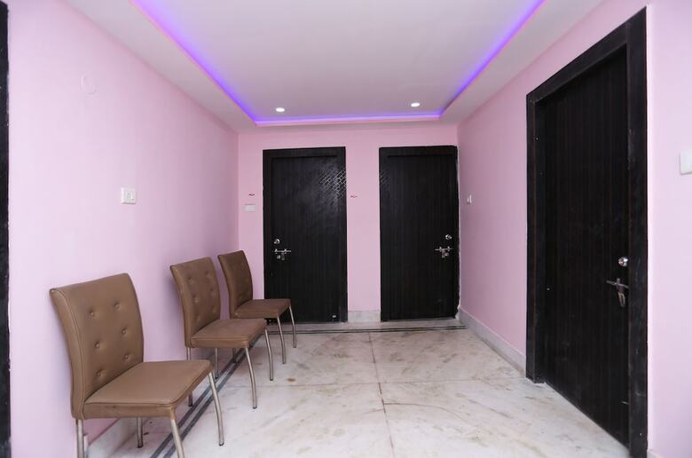 Hotel Oyo 22566 Red Velvet Inn