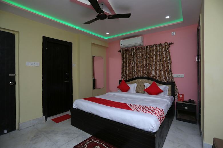 Hotel Oyo 22566 Red Velvet Inn