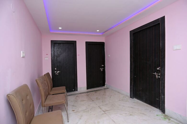Hotel Oyo 22566 Red Velvet Inn