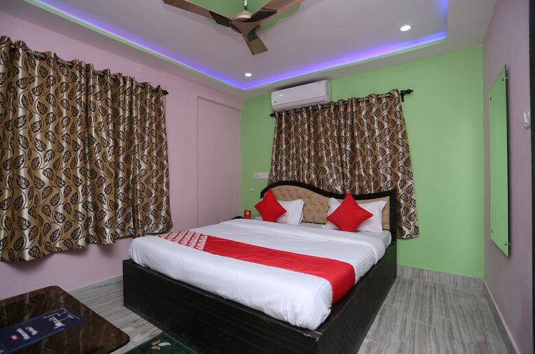 Hotel Oyo 22566 Red Velvet Inn