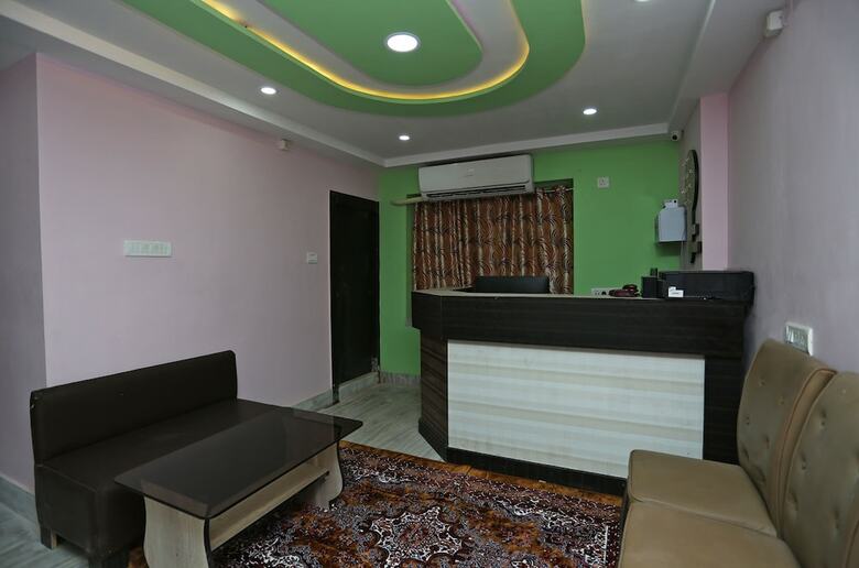 Hotel Oyo 22566 Red Velvet Inn