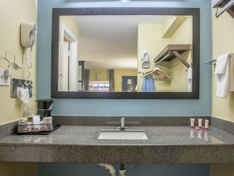 Oyo Hotel Knoxville Tn Cedar Bluff I-40