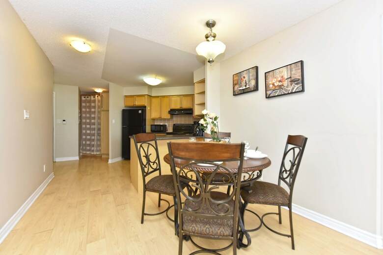 Sarkar Suites - 3888 Duke Of York Blvd