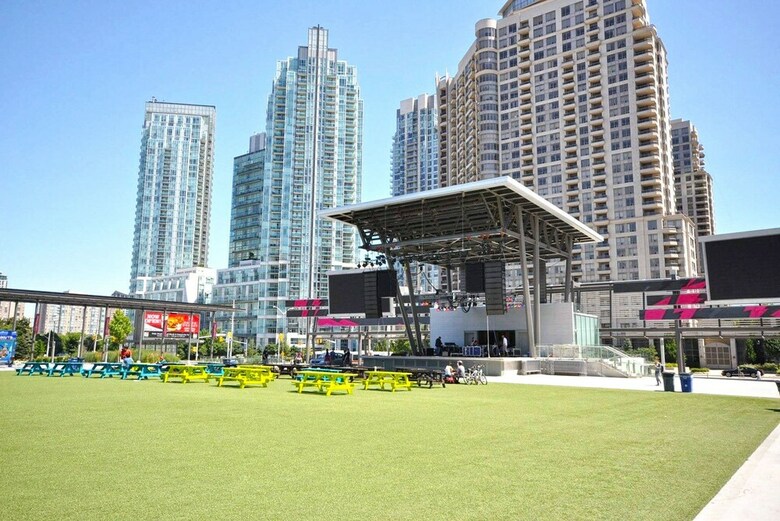 Sarkar Suites - 3888 Duke Of York Blvd