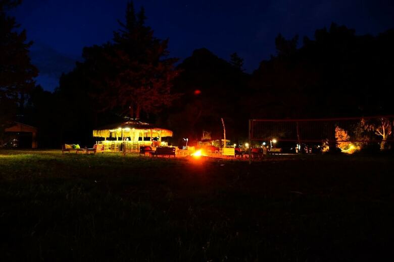 Hostal Camp Meeting Point