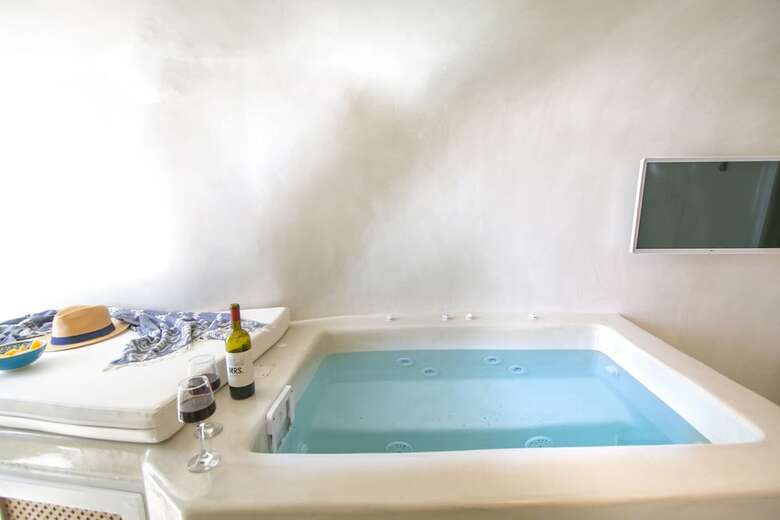 Hotel White Cave House