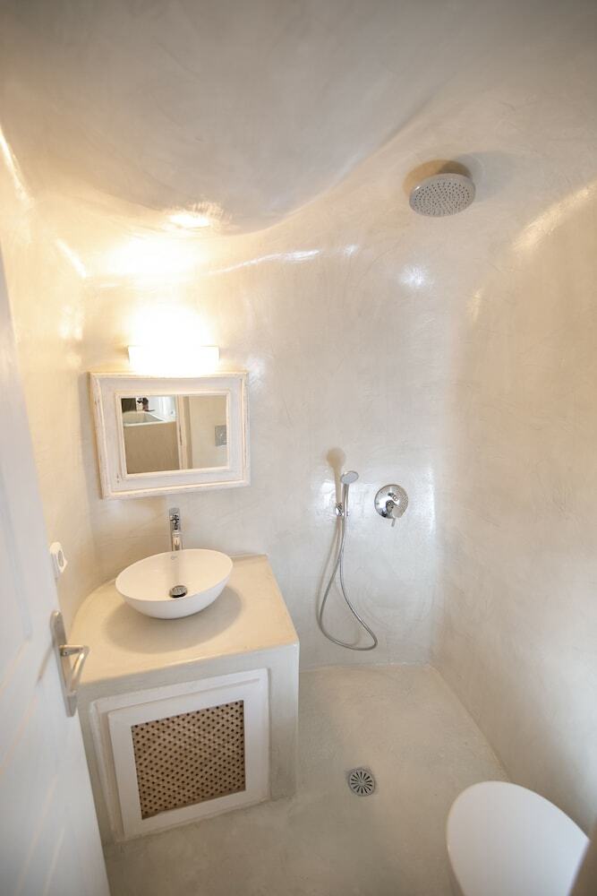 Hotel White Cave House