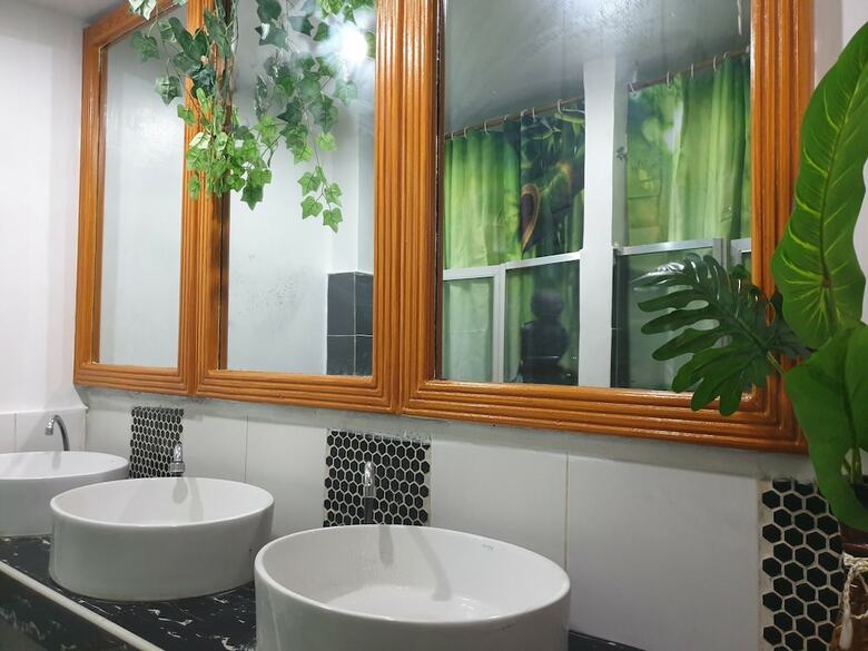 Gardenpod Hostel + Caf�