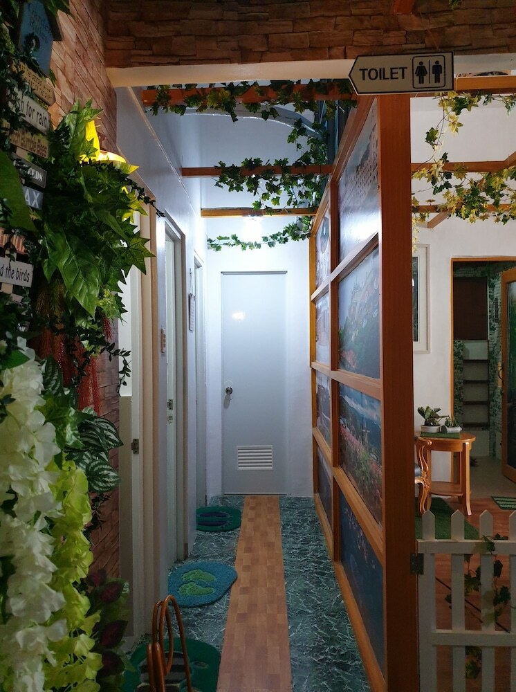 Gardenpod Hostel + Caf�