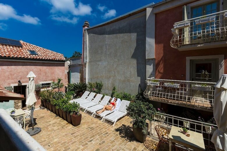 Apartamentos La Dolce Vita Suites - Belle Epoque