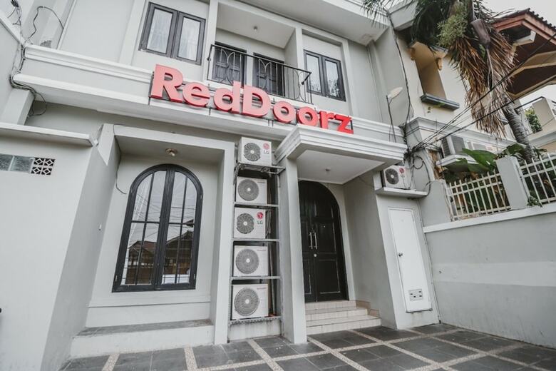 Hotel Reddoorz Plus @ Radio Dalam 2