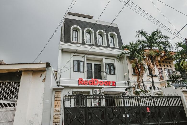 Hotel Reddoorz Plus @ Radio Dalam 2