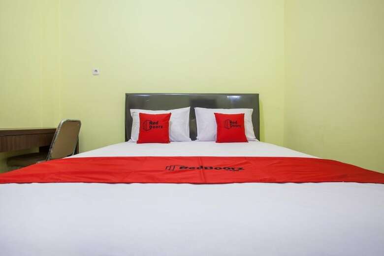 Hotel Reddoorz Near Petra University 2