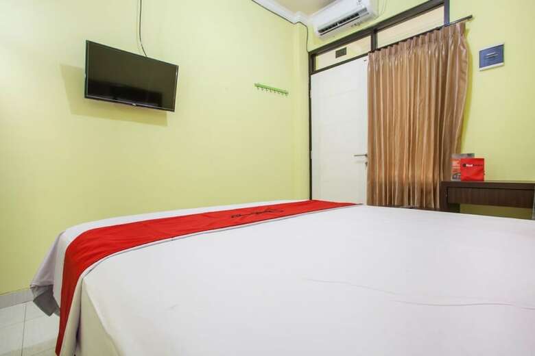 Hotel Reddoorz Near Petra University 2
