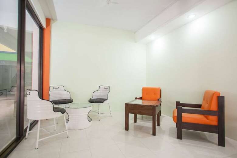 Hotel Reddoorz Near Petra University 2