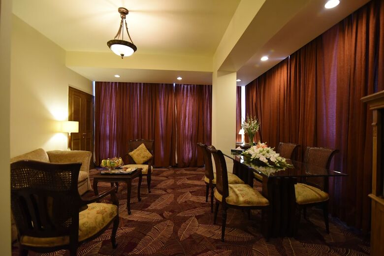 Hotel Crown Plaza