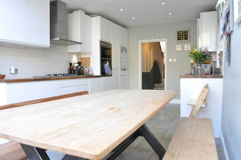 Apartamentos Beautiful 3 Storey Family Home
