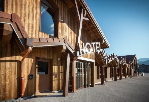 Hotel Base Camp Lodge