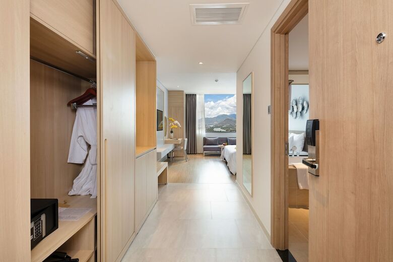 Dqua Hotel And Apartment