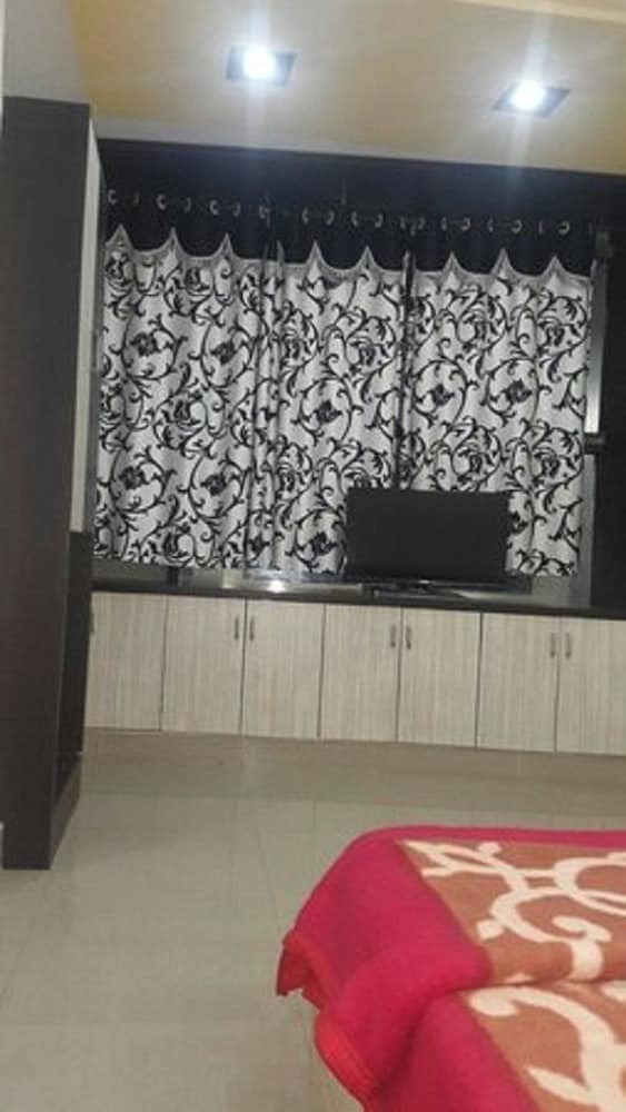 Hotel Iroomz Vkg Complex