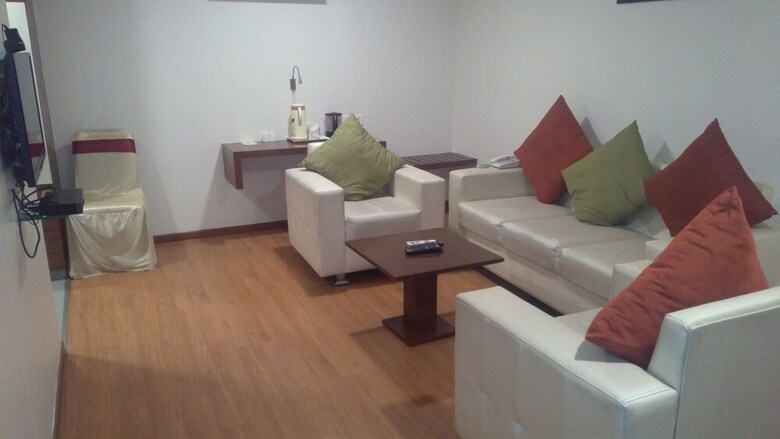 Hotel Iroomz Sasya Pride