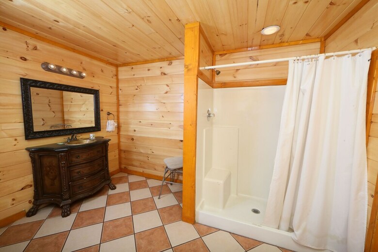 Smoky Mountain Cinema - Six Bedroom Cabin