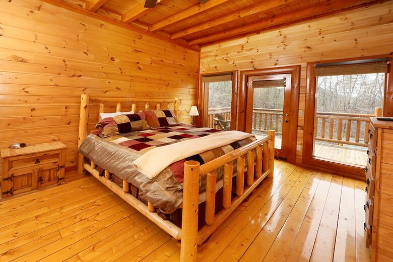 Smoky Mountain Cinema - Six Bedroom Cabin