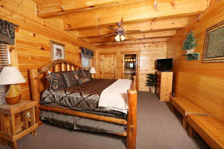 Rising Eagle Lodge - Eight Bedroom Cabin