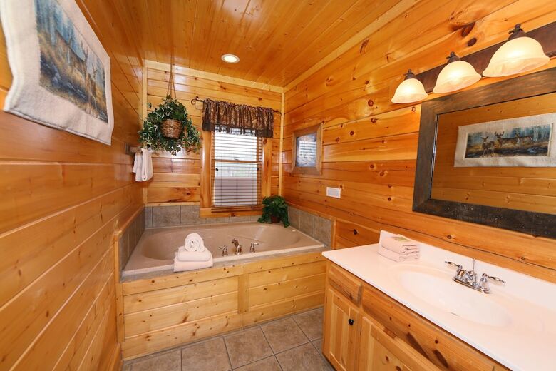 Rising Eagle Lodge - Eight Bedroom Cabin