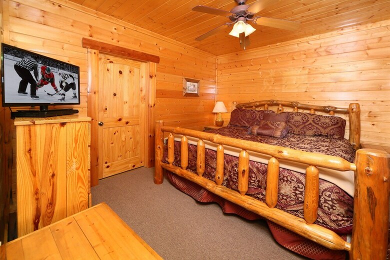 Rising Eagle Lodge - Eight Bedroom Cabin