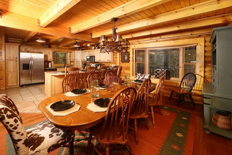 Black Bear Hideaway - Five Bedroom Cabin