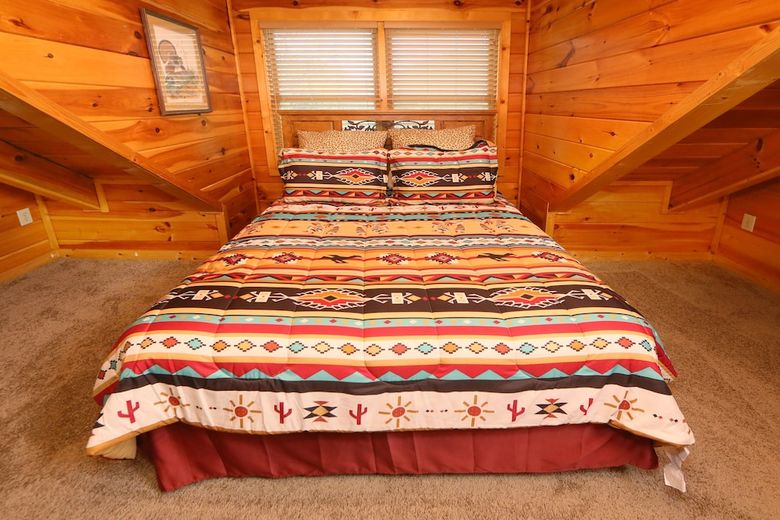 Black Bear Hideaway - Five Bedroom Cabin