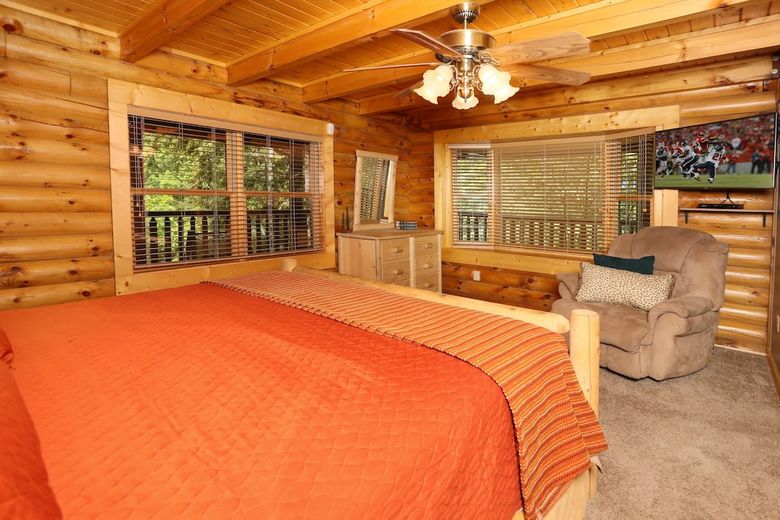 Black Bear Hideaway - Five Bedroom Cabin