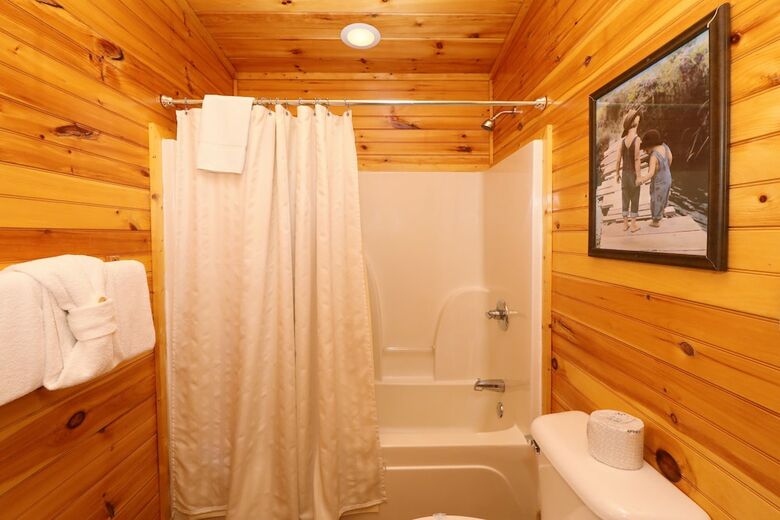 Smoky Bear Manor - Five Bedroom Cabin
