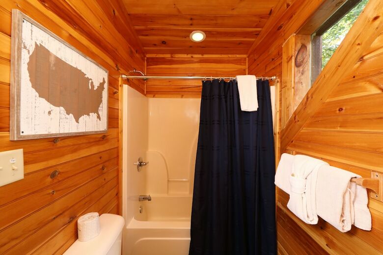 Smoky Bear Manor - Five Bedroom Cabin