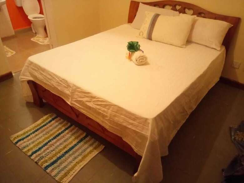 Exquisite Airport Apartment
